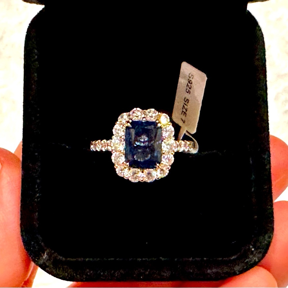 Yellow gold Halo sapphire ring - Size 7